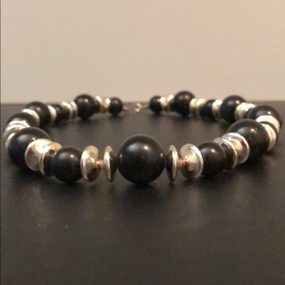 VINTAGE BLACK AND SILVERTONE BEADED NECKLACE - Picture 4 of 7